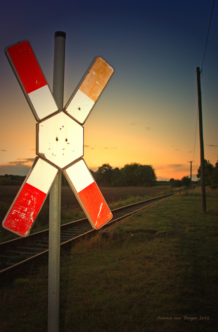 Andreaskreuz, Eisenbahnromantik, Schienen, regional, Norddeutschland, Abend