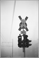 Andreaskreuz im Nebel