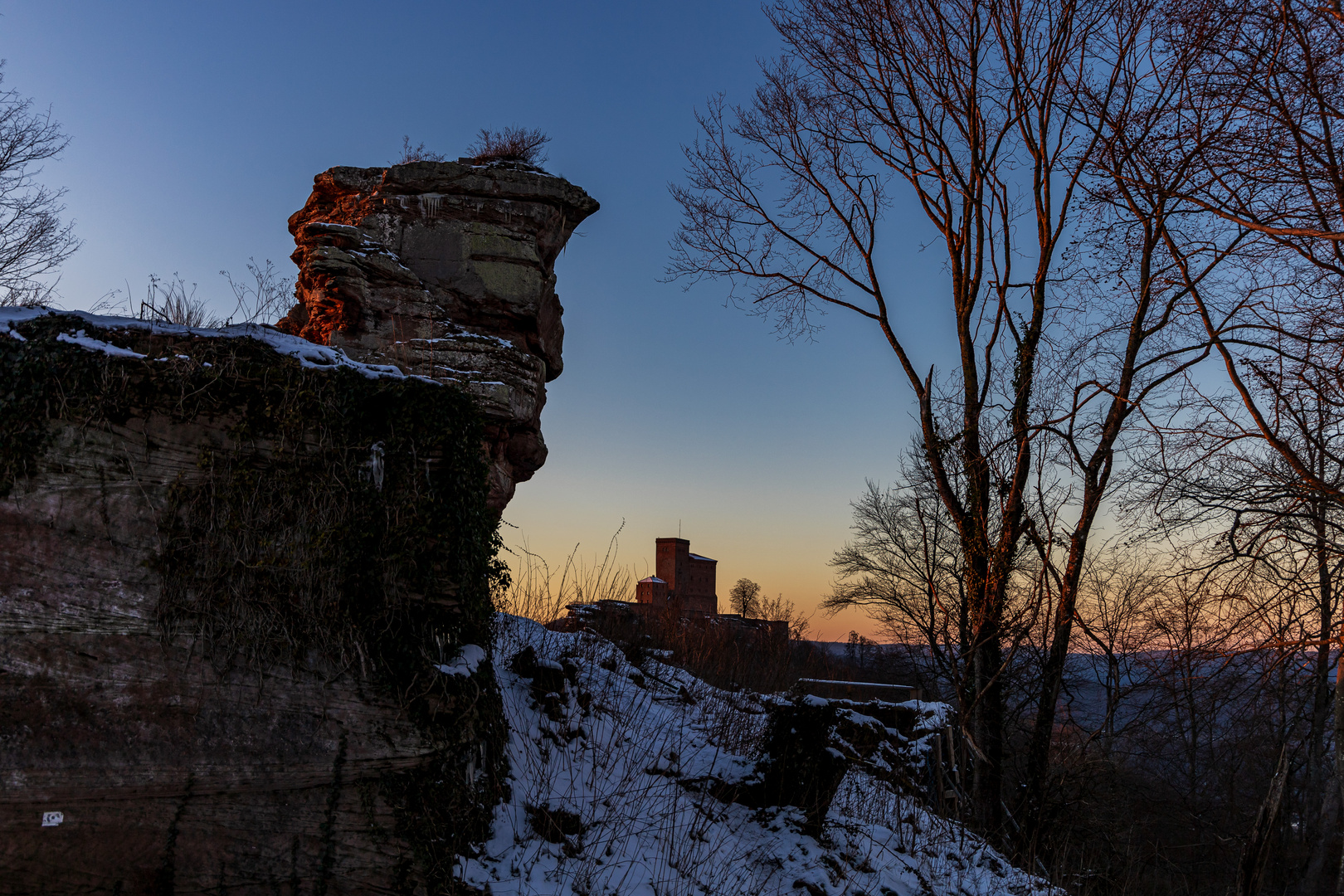 Anebos  und Burg Trifels bei Sonnenuntergang