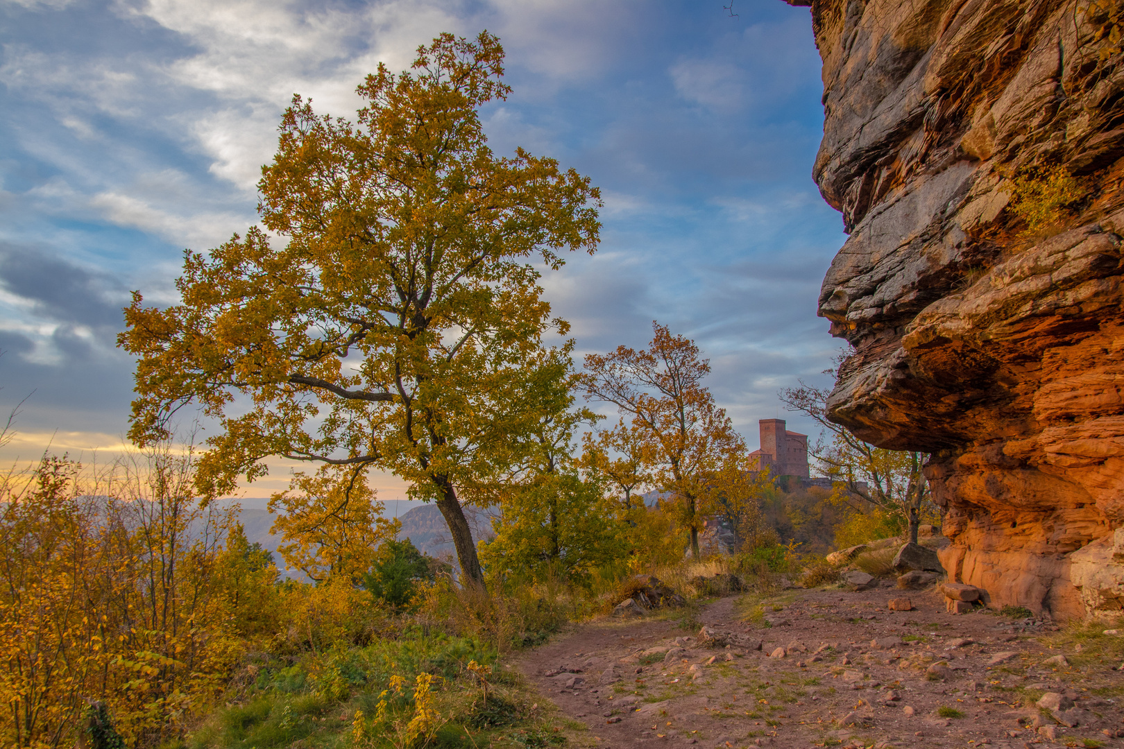 Anebos und Trifels im Herbst