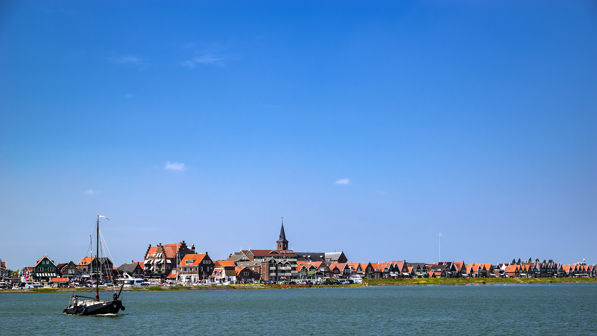 Anfahrt auf Volendam mit Schiff links