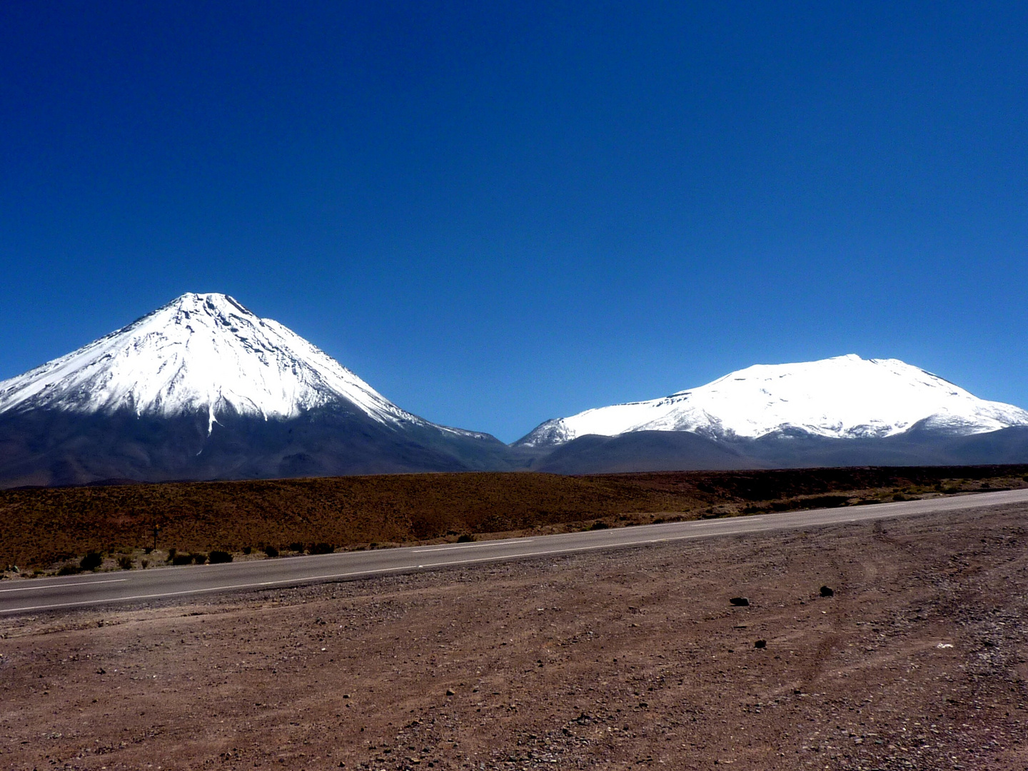 Anfahrt zur Grenze nach Bolivien mit Blick auf den Licancabur 5920 m