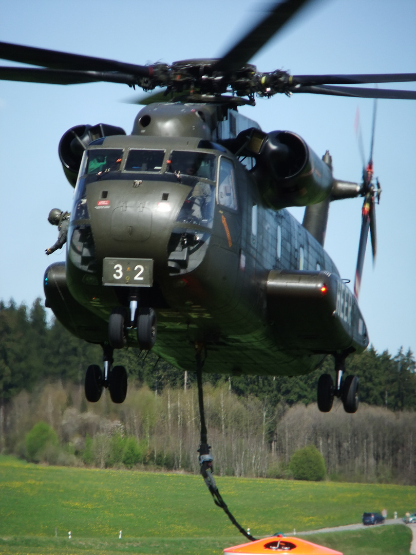 Anflug auf den Aussenlastbehälter