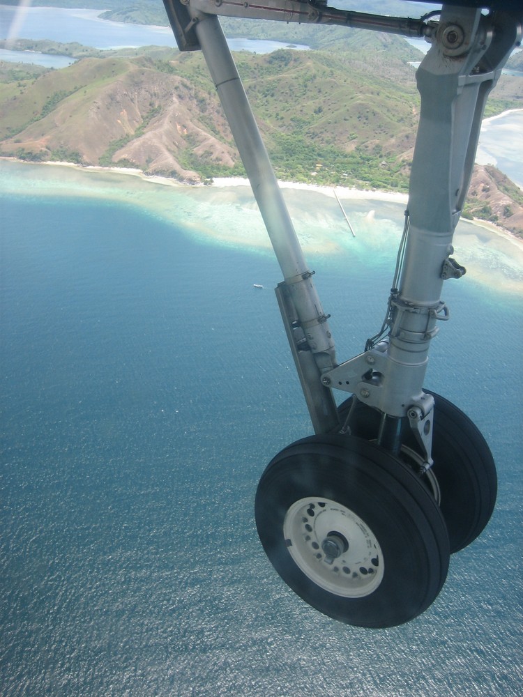 Anflug auf Flores mit einer 30 Jahre alten Fokker