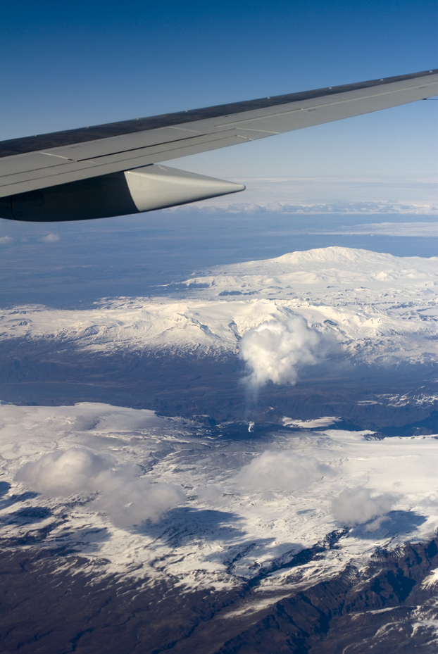 Anflug auf Island mit Blick auf den Vulkan