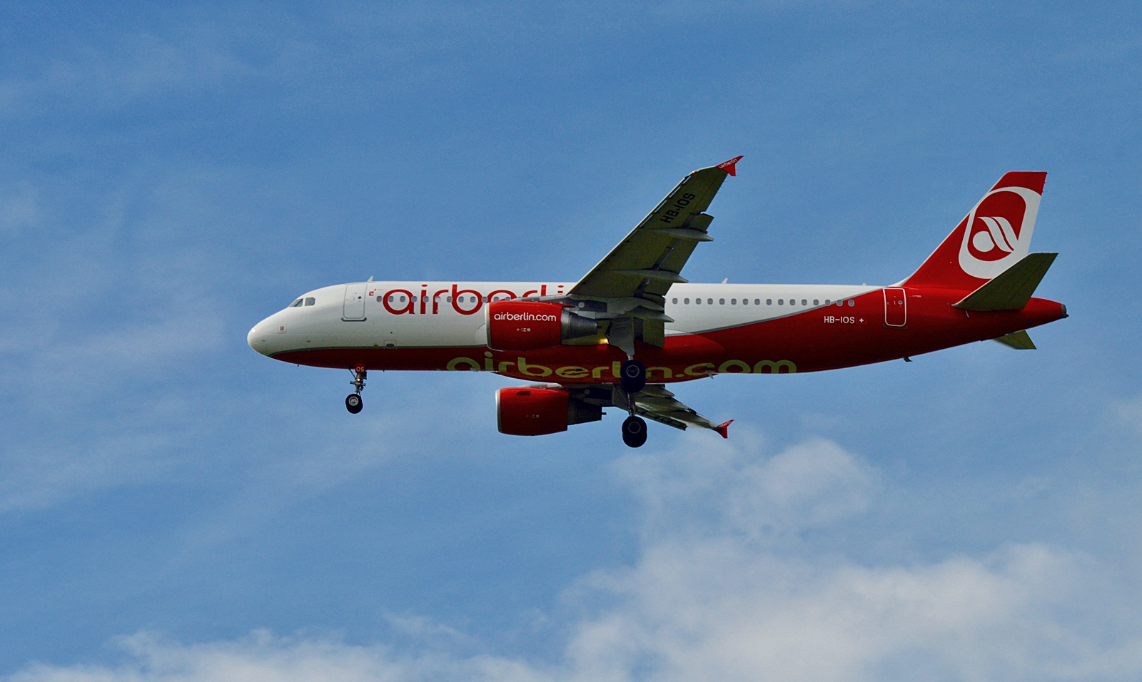 Anflug BSL --- Air Berlin HB-IOS