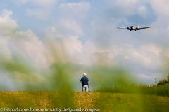 Anflug der JU-52 (HB-HOS) auf die Hahnweide