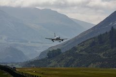 Anflug durch die Berge