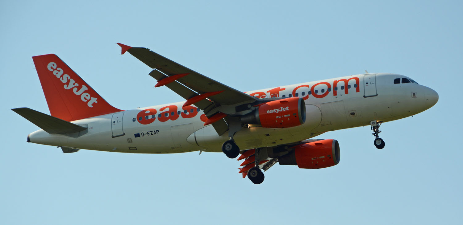 Anflug einer Easyjet Maschine auf Berlin Schönefeld