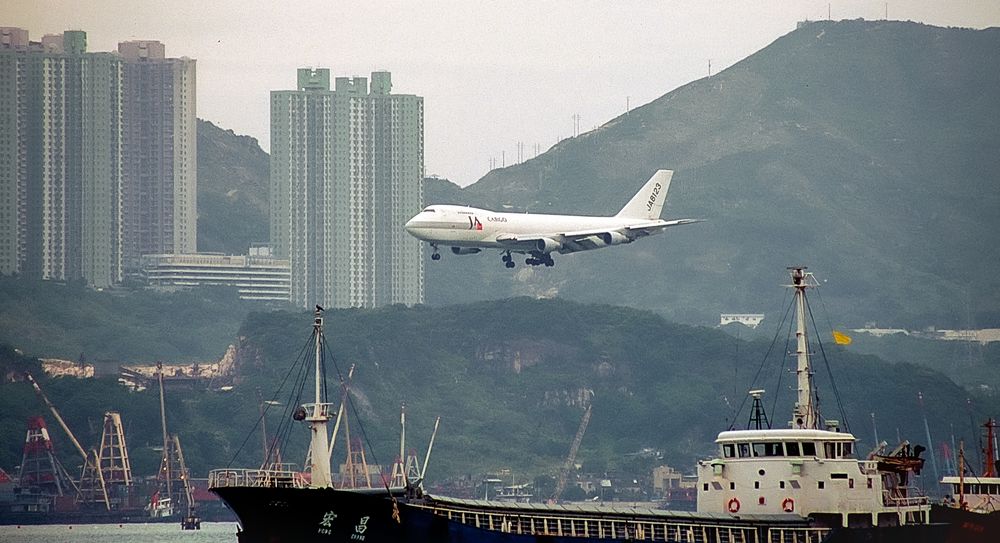 Anflug im Hafenbecken