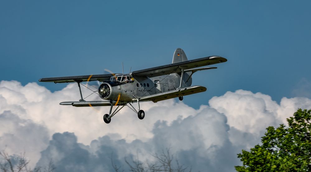 Anflug überm Wolkenbett