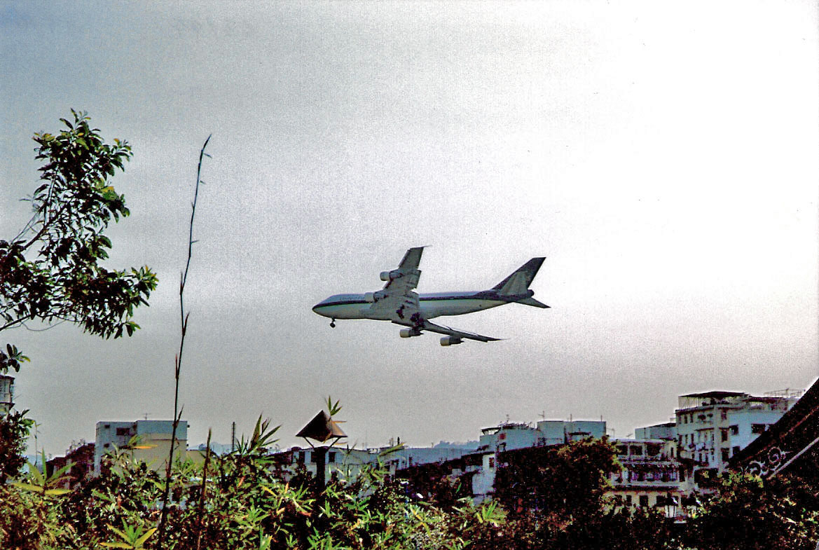 Anflug zum alten Flughafen von Hong Kong