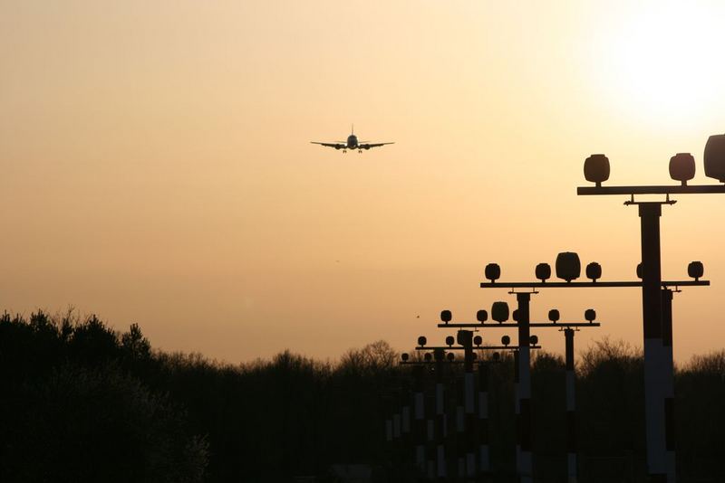 Anflugbefeuerung am Abend