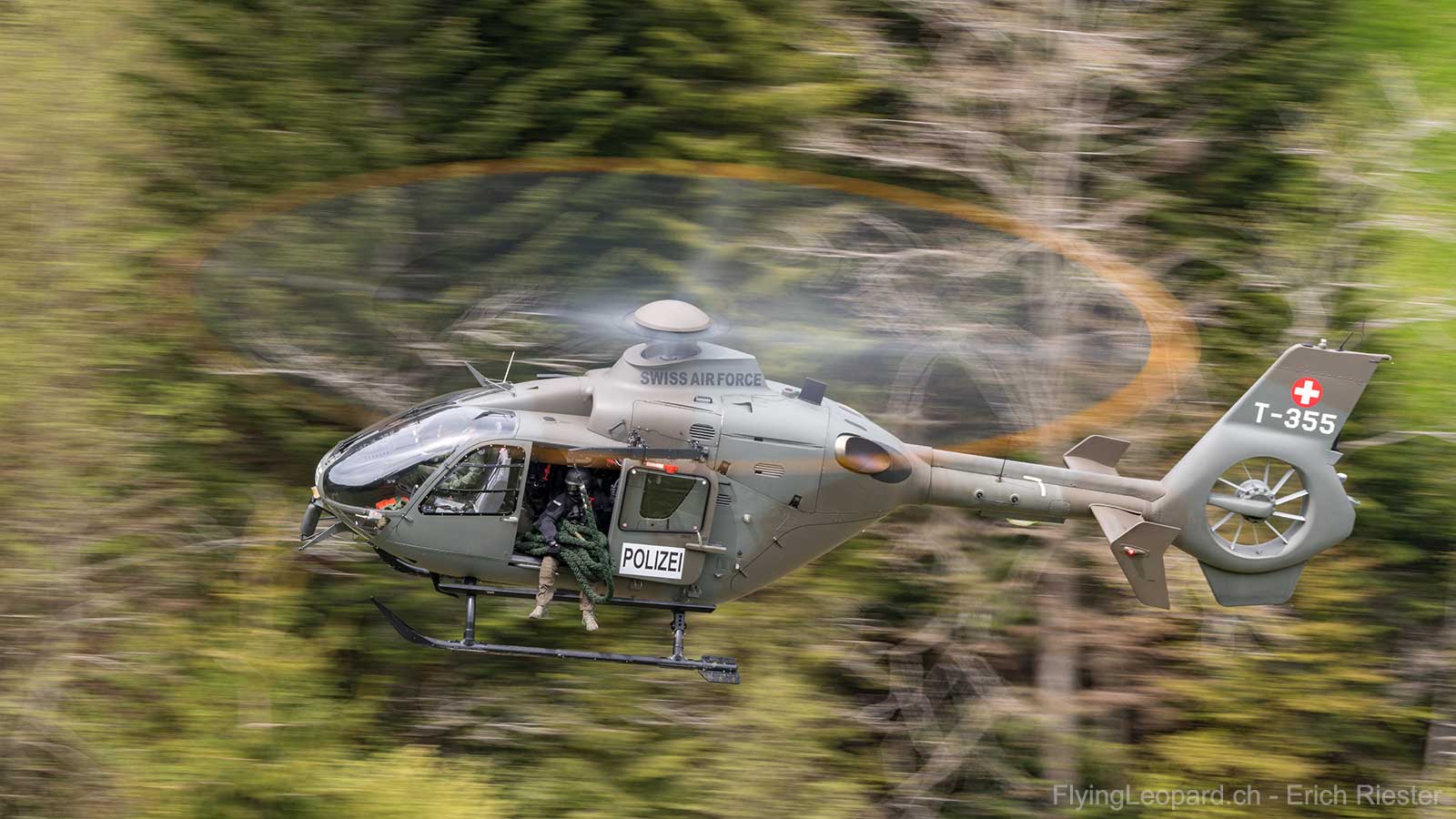 Angehörige der Interventionseinheit Luchs beim Training mit einem EC635 der Schweizer Luftwaffe