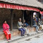 Angehörige der Newar genießen den Tag in Bhaktapur