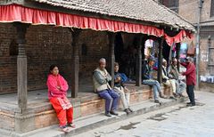 Angehörige der Newar genießen den Tag in Bhaktapur