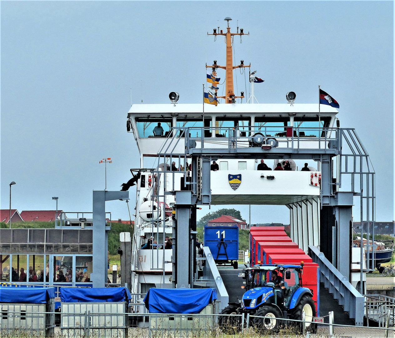 Angekommen: Die Fähre Frisia II hat die Insel Juist erreicht.