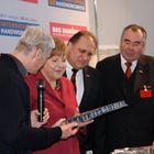 Angela Merkel besucht einen Stand auf der internationalen Handwerksmesse 14.3.2014 München