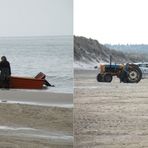 Angelboote werden am Strand von Nørlev mit dem Traktor in und aus dem Wasser geholt.