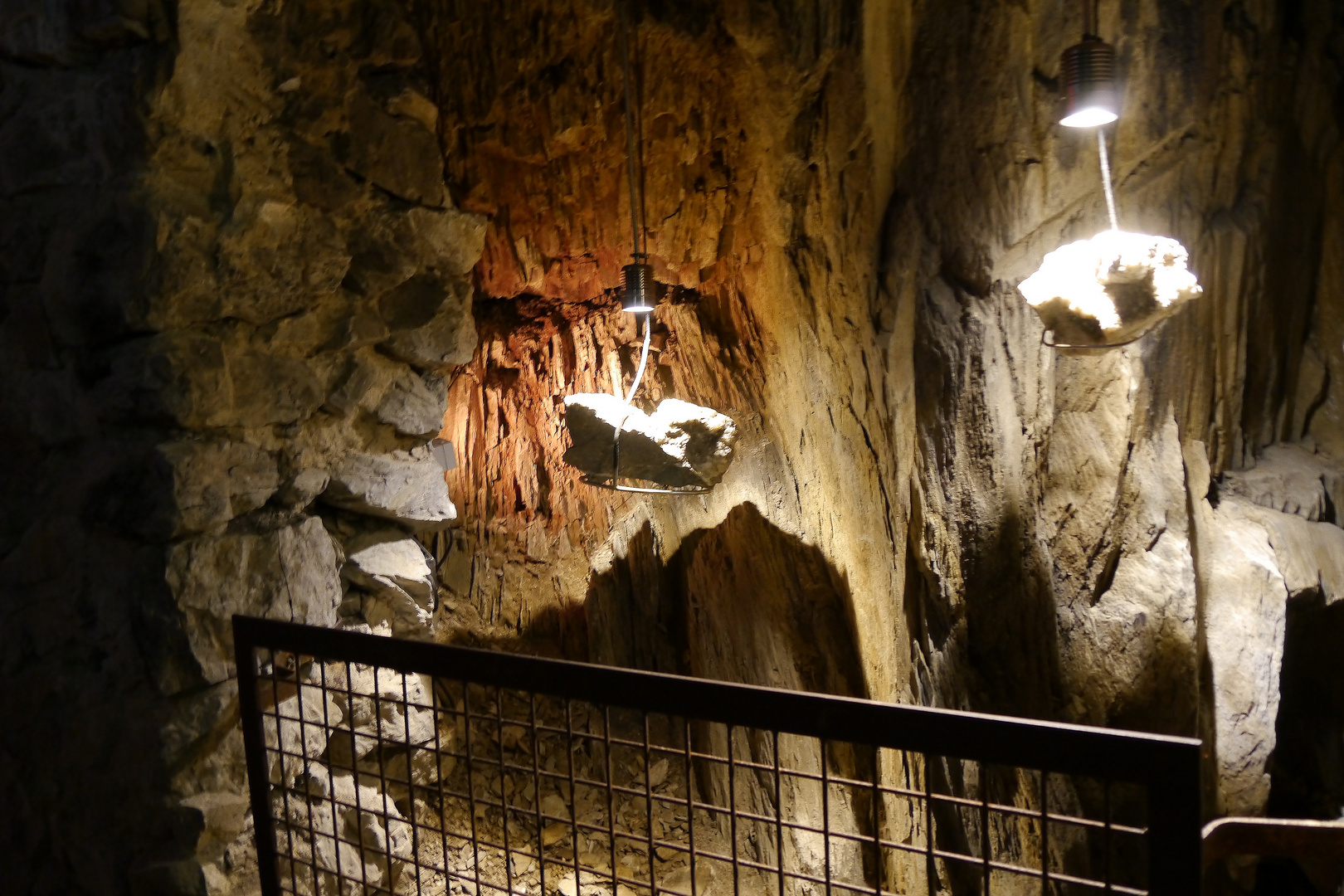 Angeleuchtete Felswand im Zeittunnel.