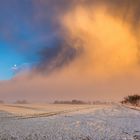 angeleuchteter Schneeschauer mit Mond