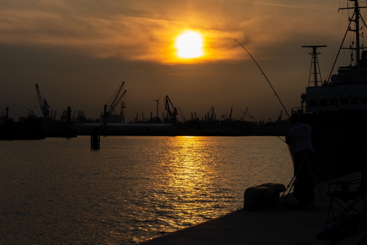 Angeln in den Sonnenuntergang