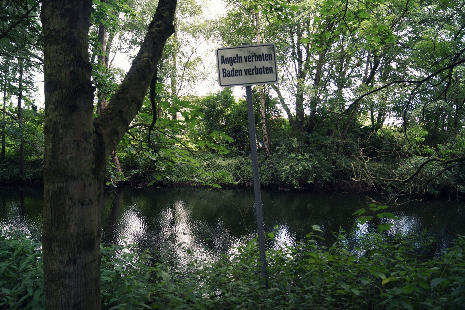 Angeln verboten. Baden auch