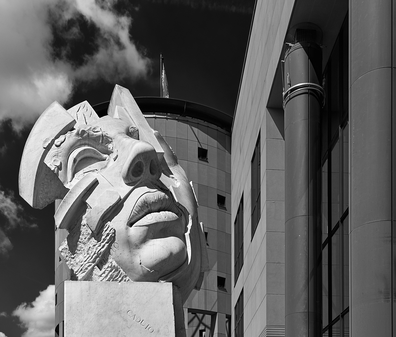 „Angelo Caduto“, eine der 2 Monumentalmasken vor dem Pfalztheater in Kaiserslautern..