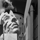 „Angelo Caduto“, eine der 2 Monumentalmasken vor dem Pfalztheater in Kaiserslautern..