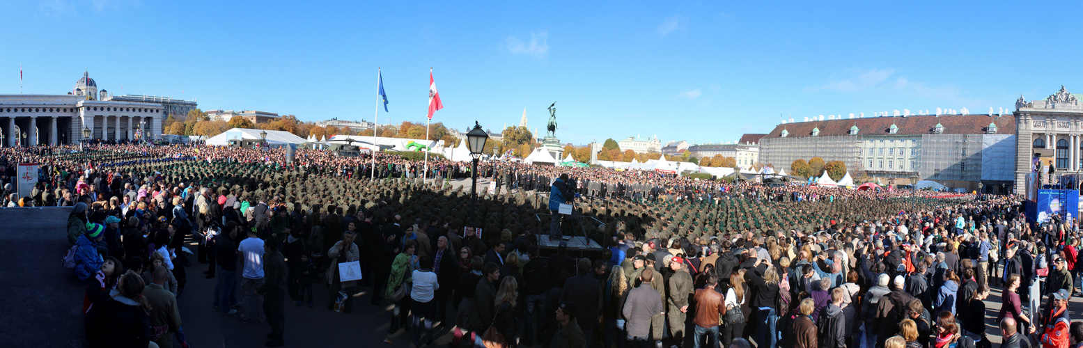 Angelobung der Grundwehrdiener am Heldenplatz in WIEN am Nationalfeiertag 2013