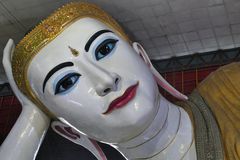 ...Angesicht Buddha`s im Chaukhtatgyi-Tempel...