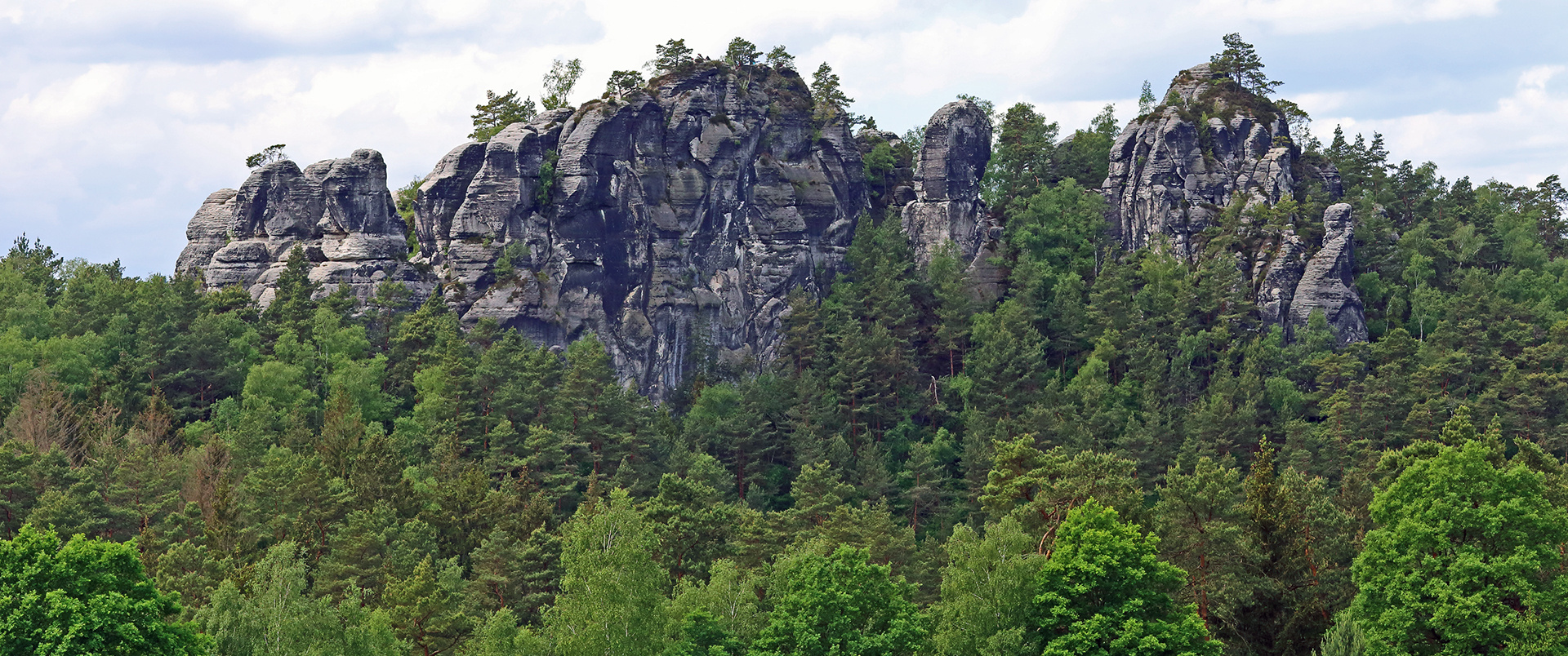 Angesichts der Felsenstrukturen des Gamrig, hier vollständig im Bild in der sächsischen Schweiz...