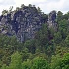 Angesichts der Felsenstrukturen des Gamrig, hier vollständig im Bild in der sächsischen Schweiz...