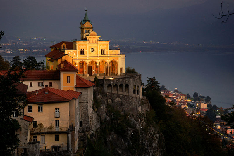 Angestrahlte Wallfahrtskirche Madonna del Sasso über Locarno