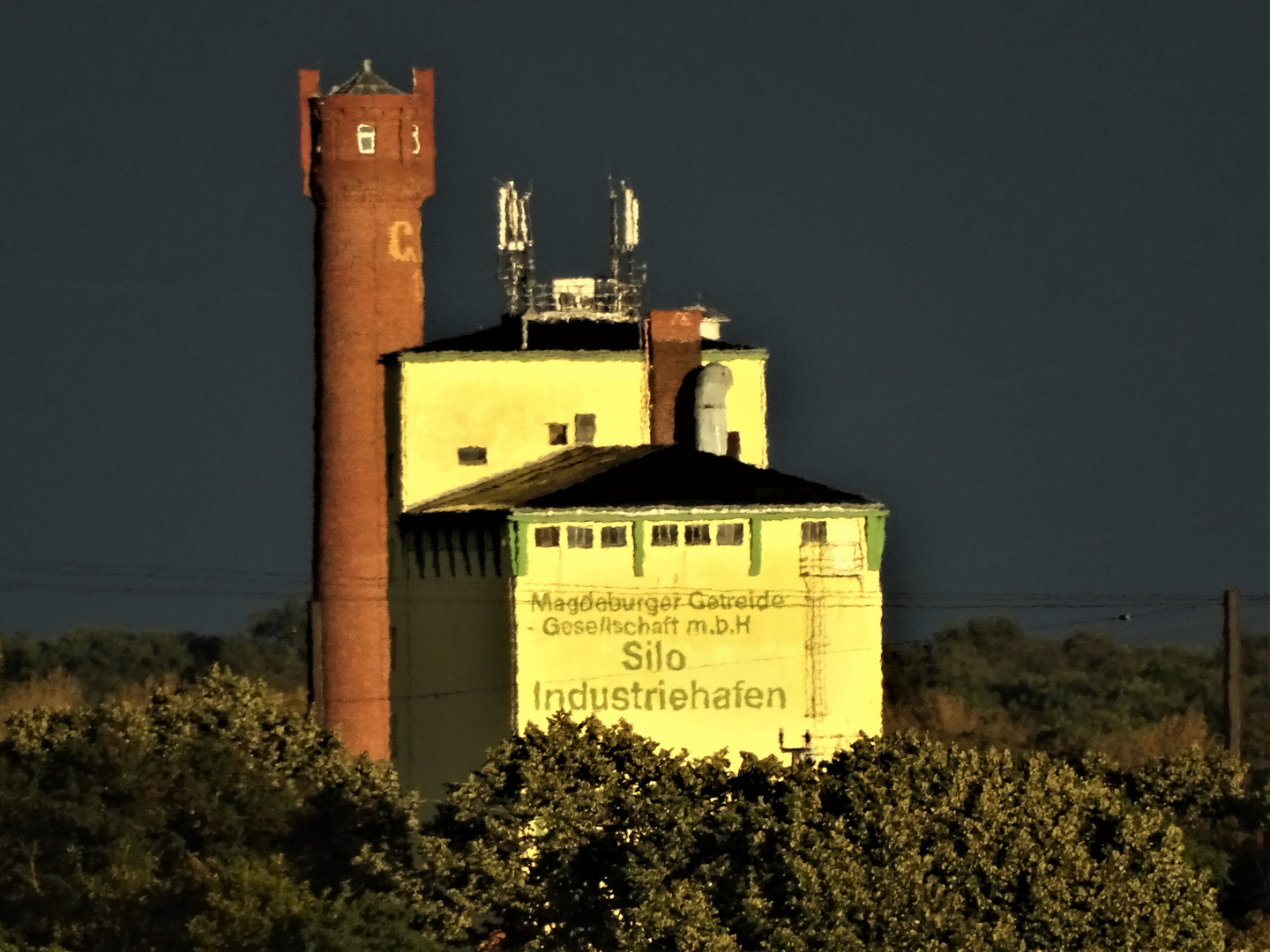 angestrahlter Silo