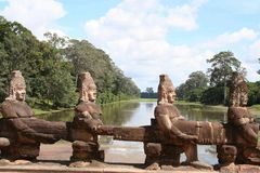 Angkor Thom - Damm vor einem der Tortürme