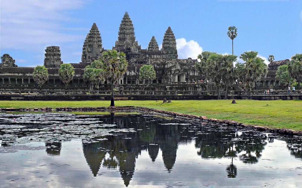 Angkor Vat se mirant dans l'eau