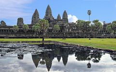 Angkor Vat se mirant dans l'eau