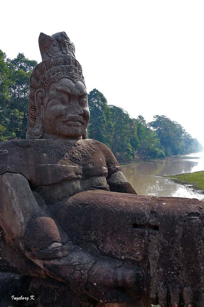 Angkor-Wat - Götterfigur am Tempel