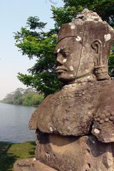 Angkor Wat - Götterfigur am Tempel