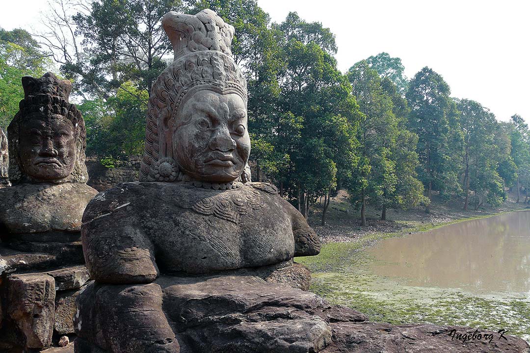 Angkor-Wat -Götterfiguren am Tempel              