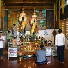 Angkor Watt   -  Altar mit Gläubigen