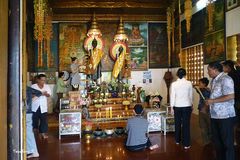Angkor Watt   -  Altar mit Gläubigen