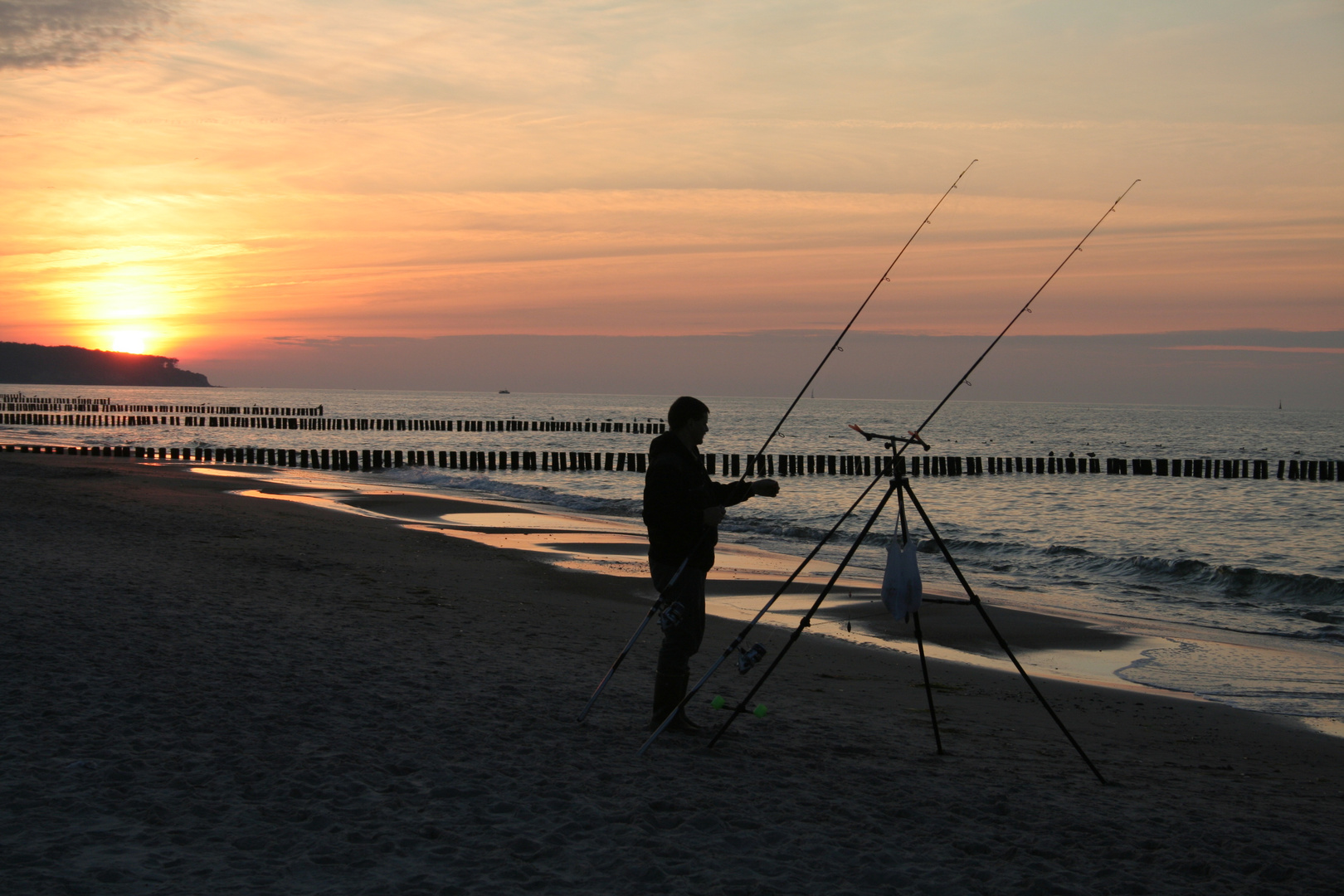 Angler am abendlichen Ostseestrand