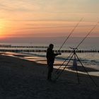 Angler am abendlichen Ostseestrand