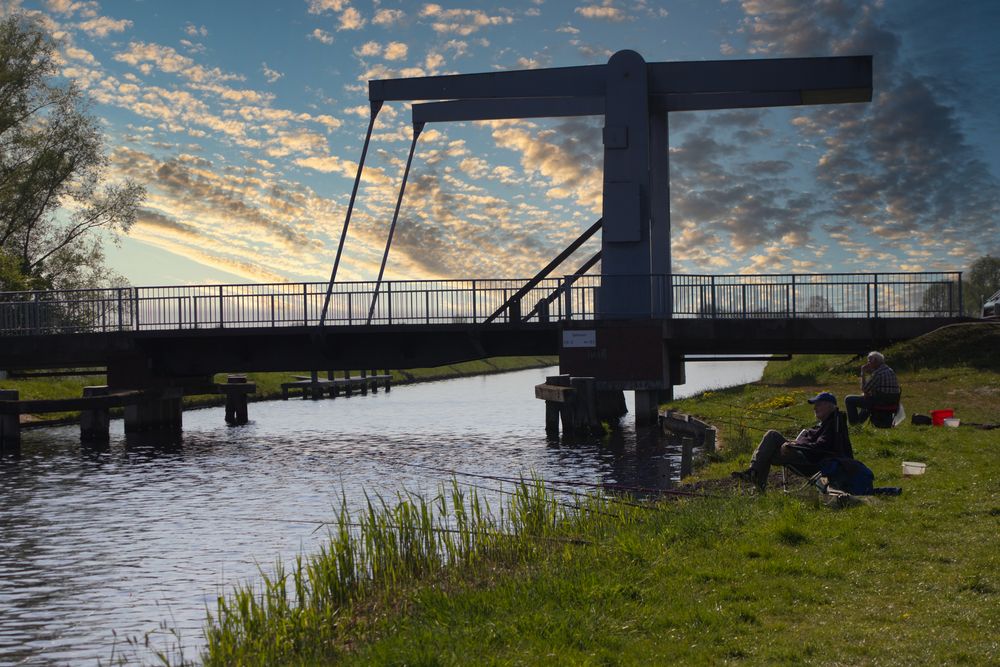 Angler am Kanal