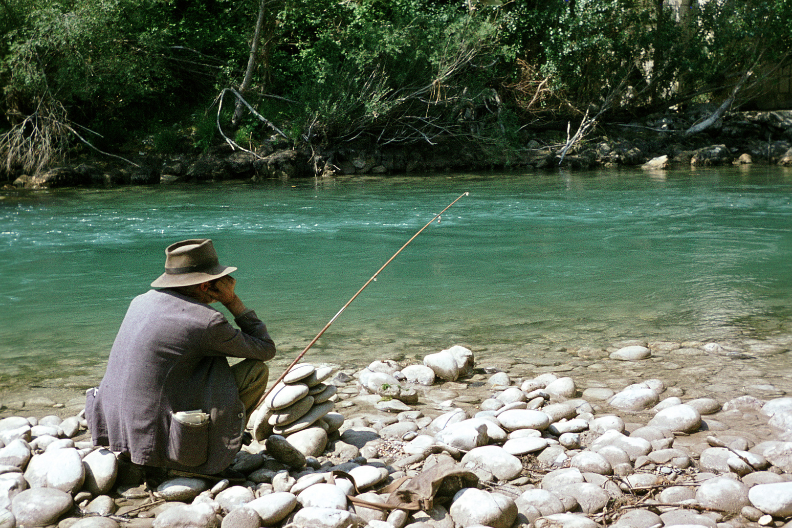 Angler am Kleinfluss ( Südfrankreich )