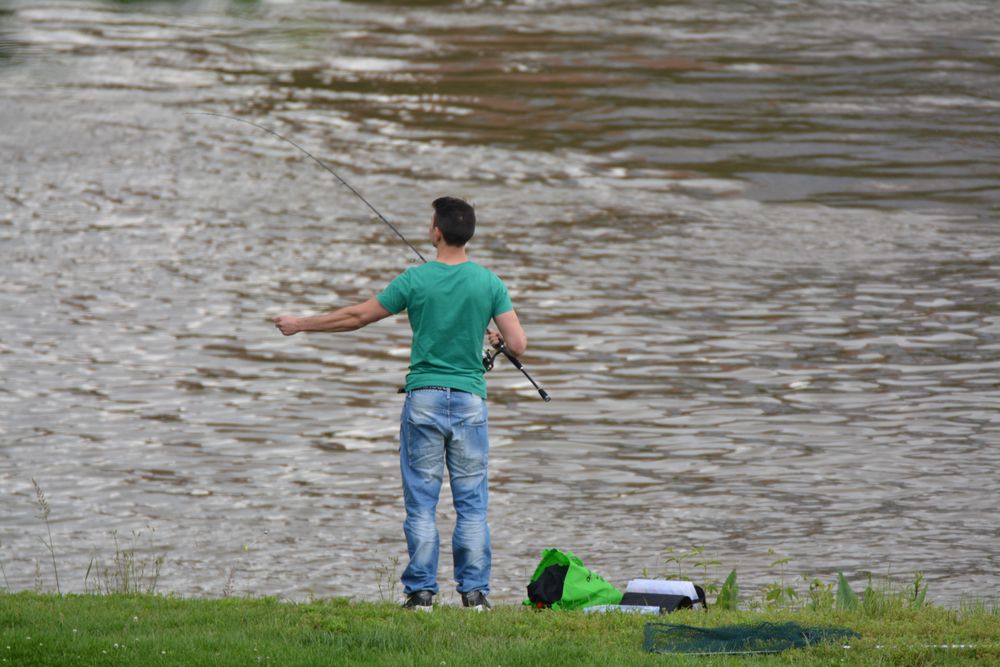 Angler am Mainufer in Frankfurt