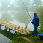 Angler am nebligen Herbsttag