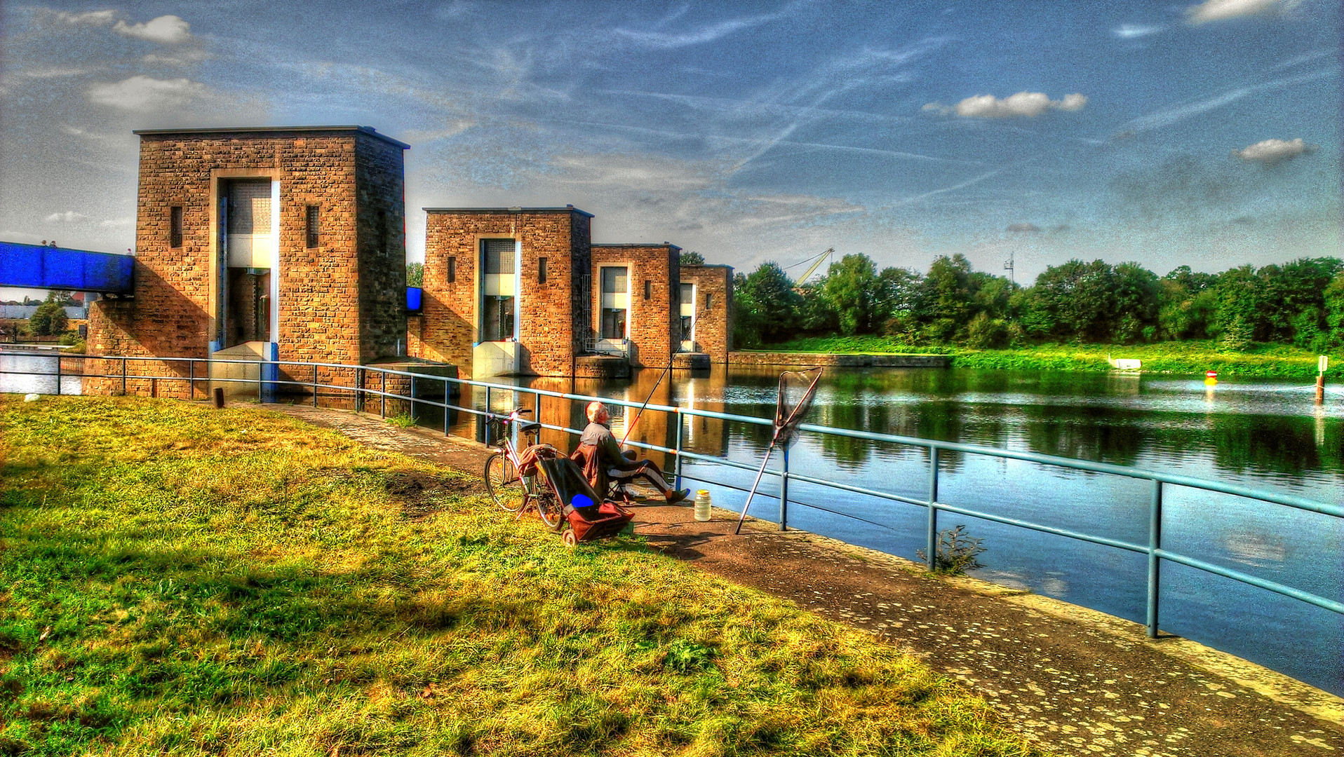 Angler am Stauwehr in Duisburg-Kaßlerfeld